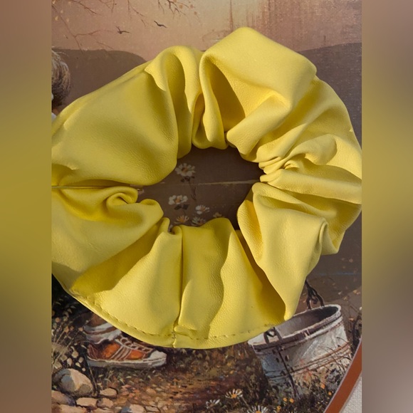 🌻NWT ALL 3 pcs. Chunky Hair Scrunches/Ponytails- 2 Flowery🌸1 Solid Yellow🌿BOP - Picture 4 of 16